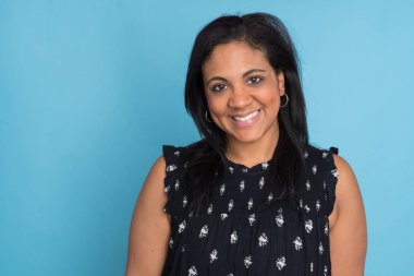 Mavi arka plan üzerinde anne