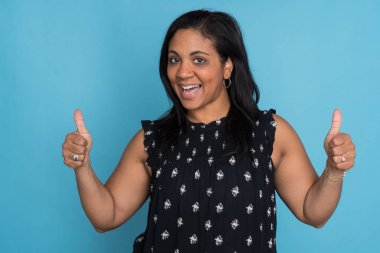 Mavi arka plan üzerinde anne