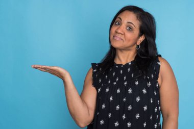 Mavi arka plan üzerinde anne