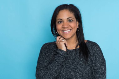 Mavi arka plan üzerinde anne