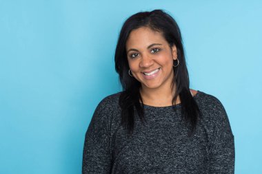 Mavi arka plan üzerinde anne