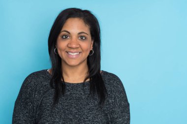 Mavi arka plan üzerinde anne