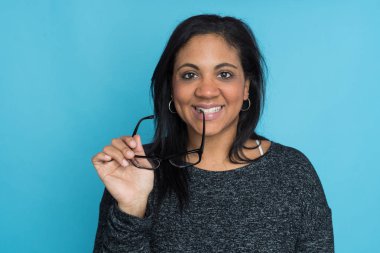 Mavi arka plan üzerinde anne