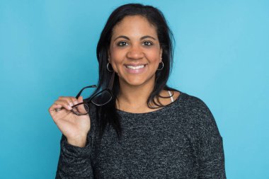 Mavi arka plan üzerinde anne