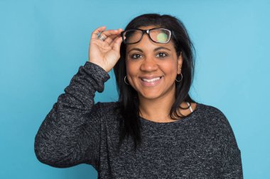 Mavi arka plan üzerinde anne