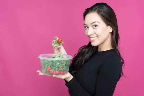 Frau isst Mittagessen — Stockfoto