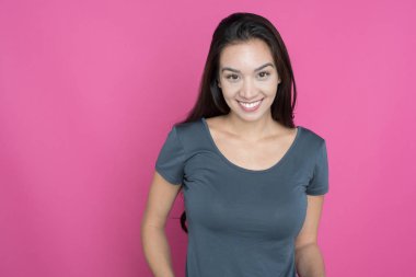 Kadın pembe bir arka plan üzerinde