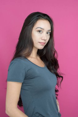 Kadın pembe bir arka plan üzerinde