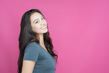 Kadın pembe bir arka plan üzerinde