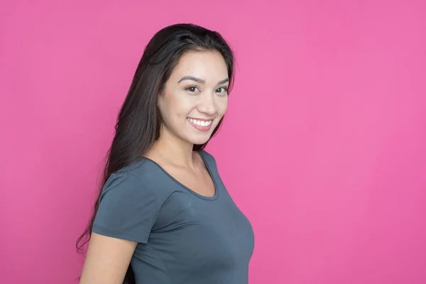 Vrouw op roze achtergrond — Stockfoto