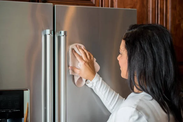 Hispanic Mom Cleaning — Stock Photo, Image