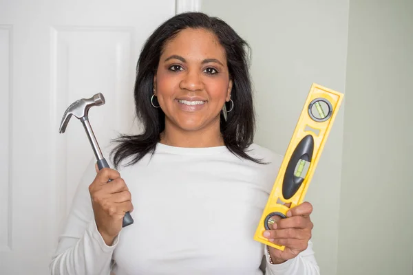 Mujer haciendo reparaciones caseras — Foto de Stock