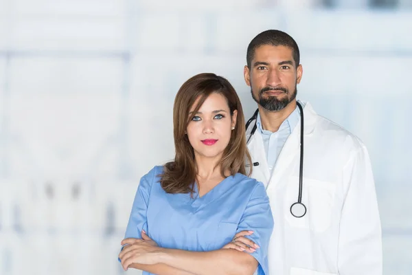 Sjuksköterska och läkare — Stockfoto