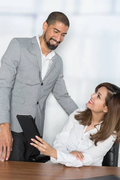 Geschäftsteam arbeitet zusammen — Stockfoto