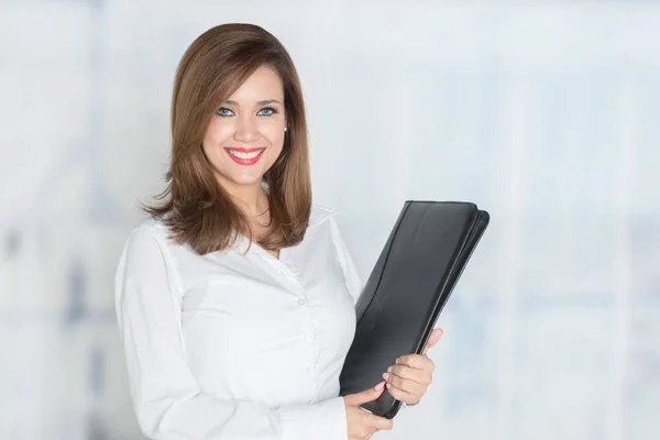 Gelukkig hispanic zakenvrouw — Stockfoto