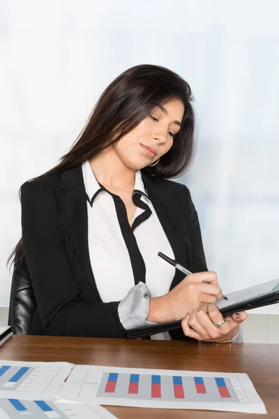 Empresaria en el trabajo — Foto de Stock