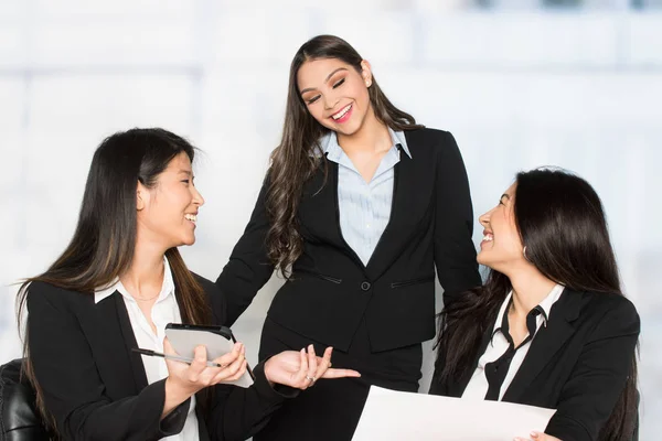 Zakelijke vrouwen die in een kantoor werken — Stockfoto