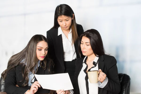 Businesswomen Working In An Office — Stock Photo, Image