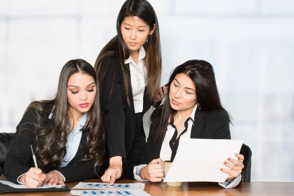 Empresarias que trabajan en una oficina — Foto de Stock