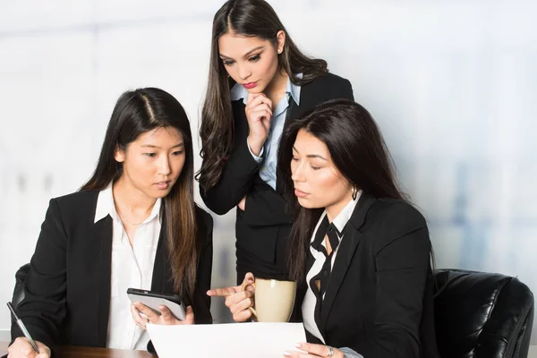 Empresarias que trabajan en una oficina — Foto de Stock