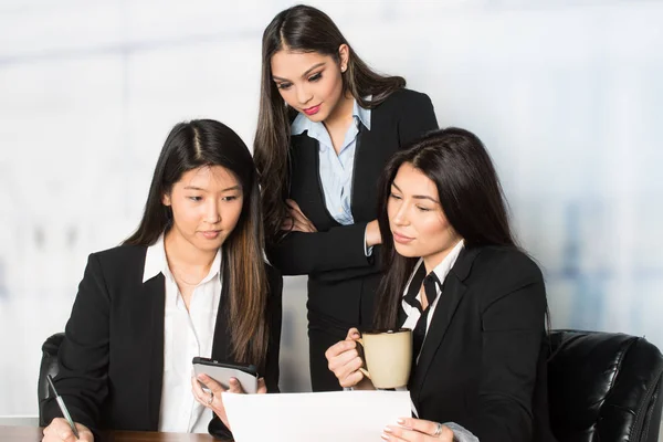 Businesswomen Working In An Office — Stock Photo, Image
