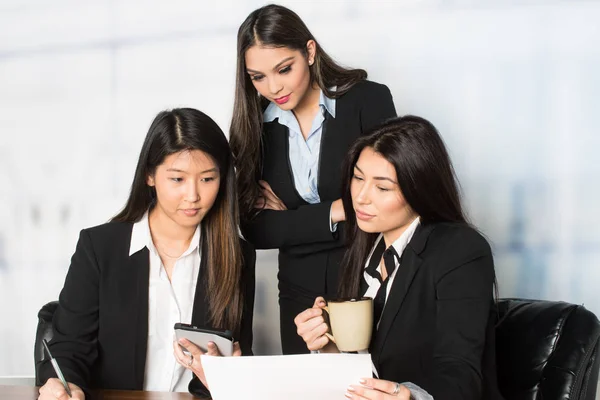 Zakelijke vrouwen die in een kantoor werken — Stockfoto