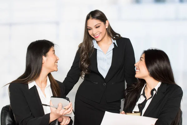 Empresarias que trabajan en una oficina — Foto de Stock