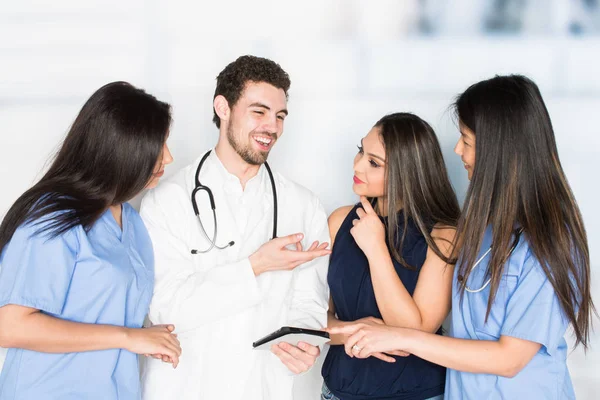 Medisch team met patiënt — Stockfoto