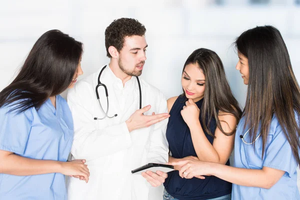 Medisch team met patiënt — Stockfoto