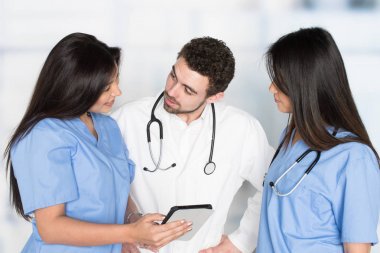 Hemşire ve doktor hastanede