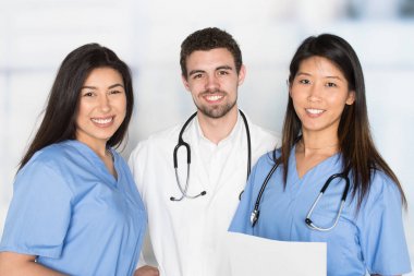Hemşire ve doktor hastanede
