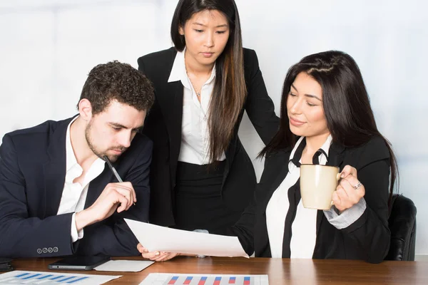 Équipe d'affaires au travail — Photo