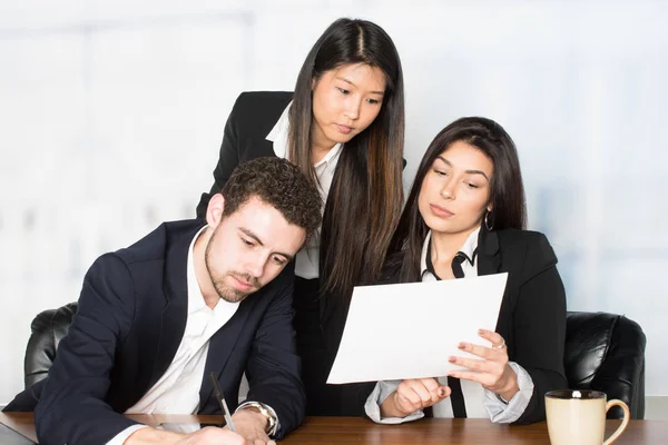 Equipe de negócios no trabalho — Fotografia de Stock