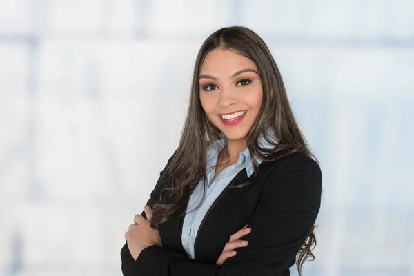 Mulher de negócios hispânica feliz — Fotografia de Stock