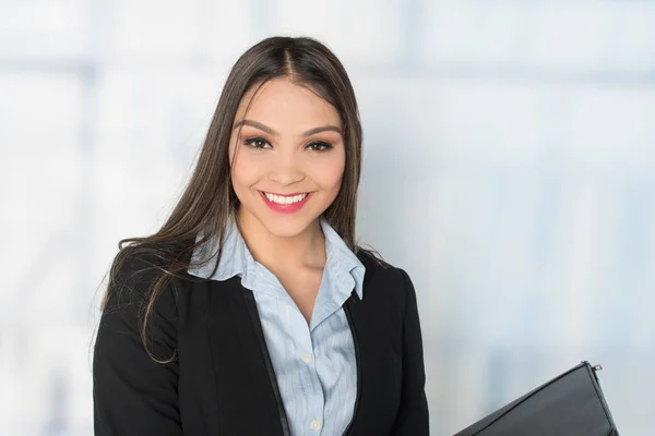 Gelukkig hispanic zakenvrouw — Stockfoto