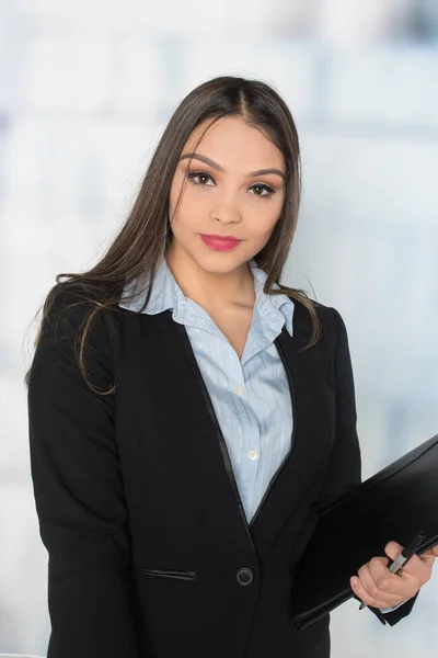 Feliz mujer de negocios hispana — Foto de Stock