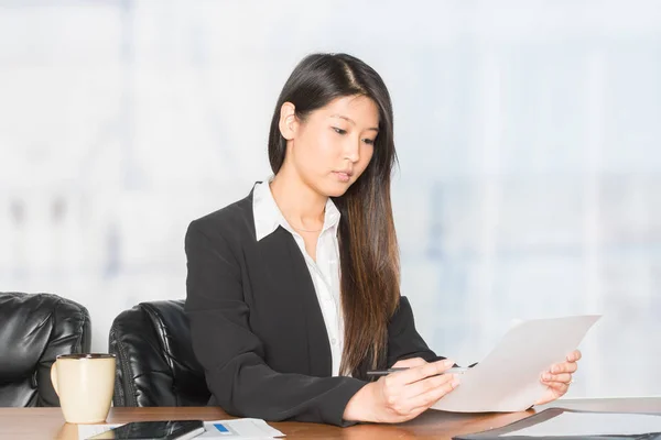 Feliz mujer de negocios asiática — Foto de Stock