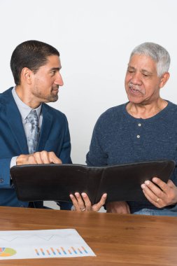 Finansal planlama yaparken işadamı