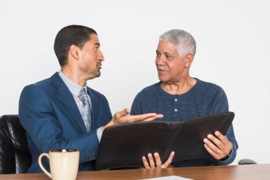 Finansal planlama yaparken işadamı