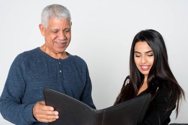 Üst düzey istemci ile iş yerinde iş kadını