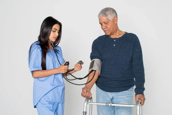 Hälso-och sjukvård arbetare och äldre Patient — Stockfoto