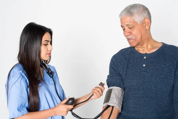 Trabajador de la salud y paciente anciano — Foto de Stock