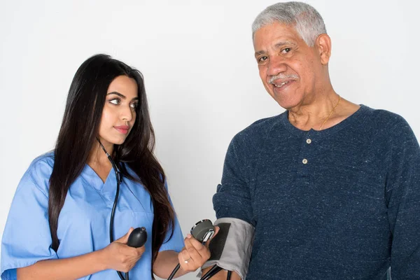 Trabajador de la salud y paciente anciano — Foto de Stock