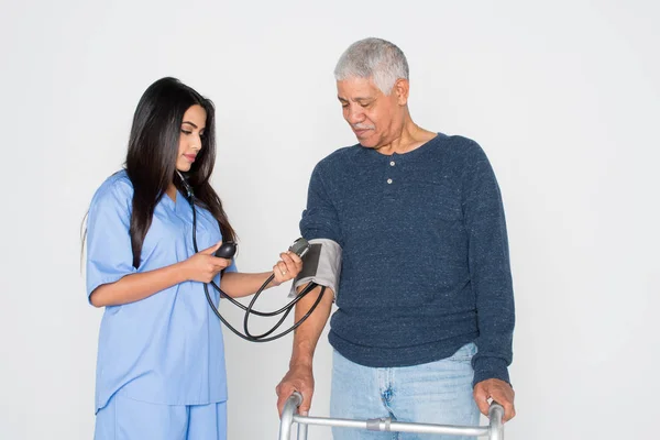 Trabajador de la salud y paciente anciano —  Fotos de Stock