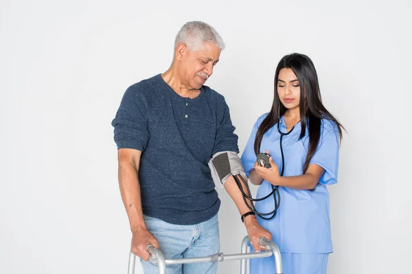 Trabajador de la salud y paciente anciano — Foto de Stock