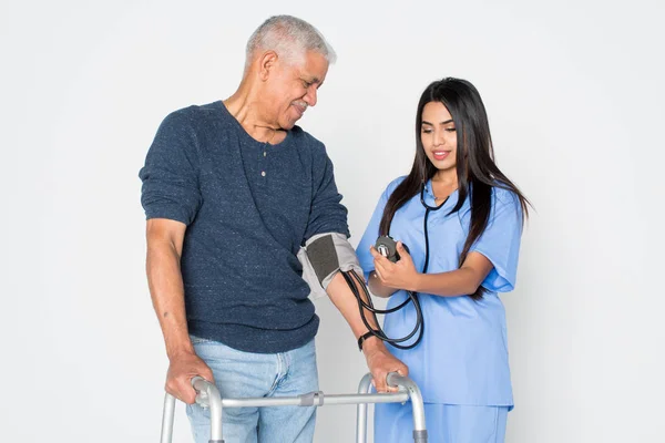Hälso-och sjukvård arbetare och äldre Patient — Stockfoto