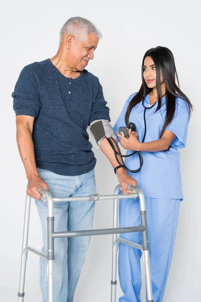 Gesundheitshelfer und ältere Patienten — Stockfoto