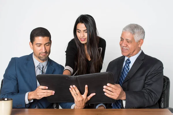 Equipo de negocios en el trabajo con el cliente senior — Foto de Stock