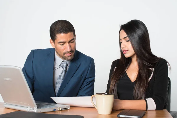 Zakenvrouw op het werk met een cliënt — Stockfoto