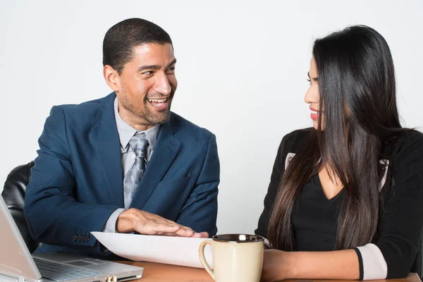 Geschäftsfrau bei der Arbeit mit einem Kunden — Stockfoto